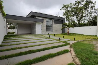 Casa - Térrea com 3 dormitórios (sendo 3 suite(s)) a 2000,00 metros praia.