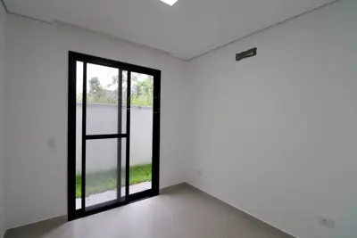 Casa - Térrea com 3 dormitórios (sendo 3 suite(s)) a 2000,00 metros praia.