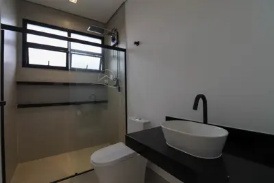 Casa - Térrea com 3 dormitórios (sendo 3 suite(s)) a 2000,00 metros praia.