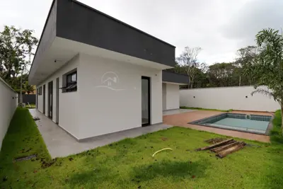 Casa - Térrea com 3 dormitórios (sendo 3 suite(s)) a 2000,00 metros praia.