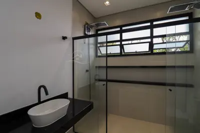 Casa - Térrea com 3 dormitórios (sendo 3 suite(s)) a 2000,00 metros praia.