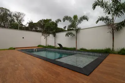 Casa - Térrea com 3 dormitórios (sendo 3 suite(s)) a 2000,00 metros praia.