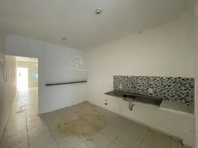 Loja - Sala comercial com  quartos  a 800,00 metros praia.