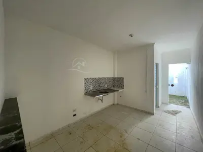 Loja - Sala comercial com  quartos  a 800,00 metros praia.