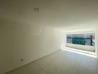 Loja - Sala comercial com  quartos  a 800,00 metros praia.