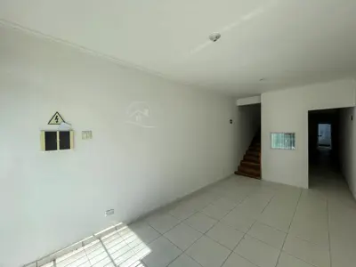 Loja - Sala comercial com  quartos  a 800,00 metros praia.