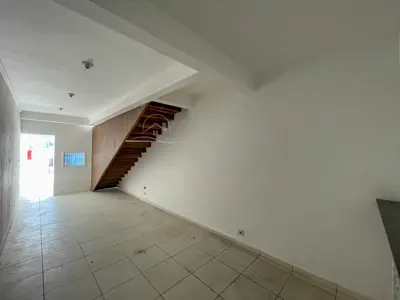 Loja - Sala comercial com  quartos  a 800,00 metros praia.