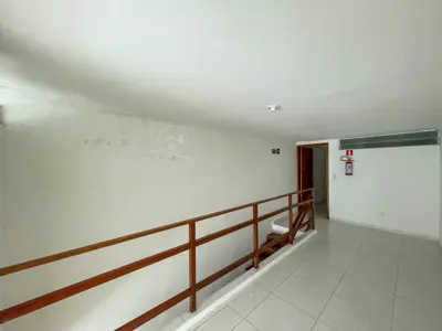 Loja - Sala comercial com  quartos  a 800,00 metros praia.