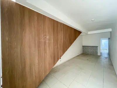 Loja - Sala comercial com  quartos  a 800,00 metros praia.