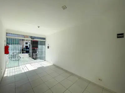 Loja - Sala comercial com  quartos  a 800,00 metros praia.