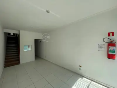 Loja - Sala comercial com  quartos  a 800,00 metros praia.