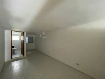 Loja - Sala comercial com  quartos  a 800,00 metros praia.
