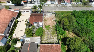 Terreno - Amplo com  quartos  a 950,00 metros praia.