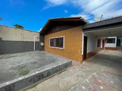 Casa - Térrea com Edícula com 3 dormitórios (sendo 1 suite(s)) a 1000,00 metros praia.