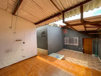 Casa - Térrea com Edícula com 3 dormitórios (sendo 1 suite(s)) a 1000,00 metros praia.
