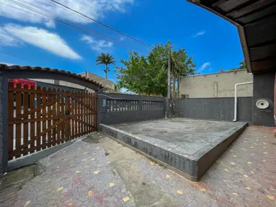 Casa - Térrea com Edícula com 3 dormitórios (sendo 1 suite(s)) a 1000,00 metros praia.