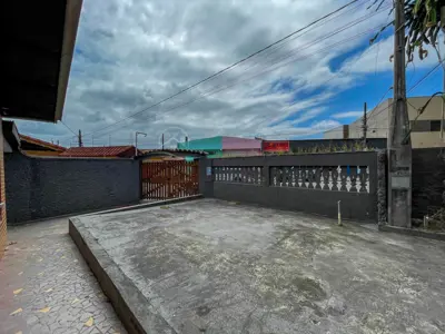Casa - Térrea com Edícula com 3 dormitórios (sendo 1 suite(s)) a 1000,00 metros praia.