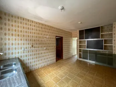 Casa - Térrea com Edícula com 3 dormitórios (sendo 1 suite(s)) a 1000,00 metros praia.
