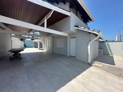 Casa - Sobrado com 3 quartos (sendo 2 suite(s)) a 200,00 metros praia.