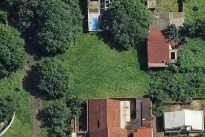 Terreno - Amplo com  quartos  a 850,00 metros praia.