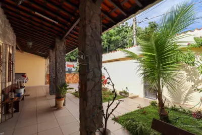 Casa - Sobrado com 3 quartos (sendo 2 suite(s)) a 500,00 metros praia.