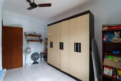 Casa - Sobrado com 3 quartos (sendo 2 suite(s)) a 500,00 metros praia.
