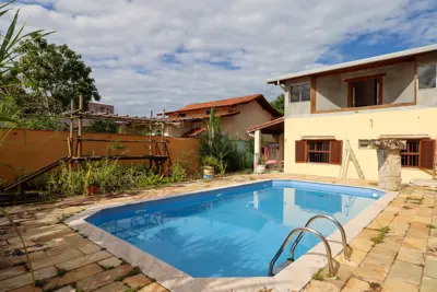 Casa - Sobrado com 3 quartos (sendo 2 suite(s)) a 500,00 metros praia.