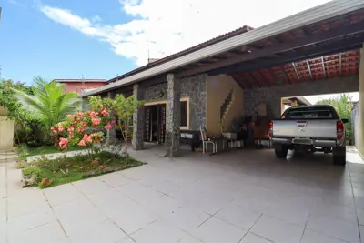 Casa - Sobrado com 3 quartos (sendo 2 suite(s)) a 500,00 metros praia.
