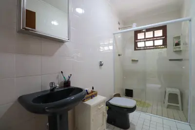 Casa - Sobrado com 3 quartos (sendo 2 suite(s)) a 500,00 metros praia.