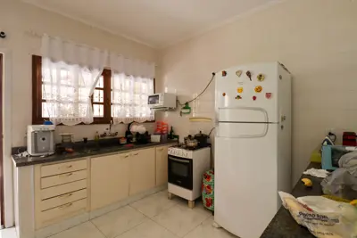 Casa - Sobrado com 3 quartos (sendo 2 suite(s)) a 500,00 metros praia.