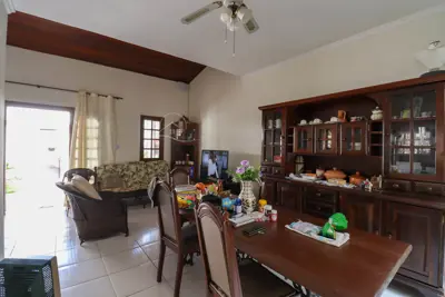 Casa - Sobrado com 3 quartos (sendo 2 suite(s)) a 500,00 metros praia.