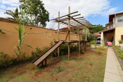 Casa - Sobrado com 3 quartos (sendo 2 suite(s)) a 500,00 metros praia.