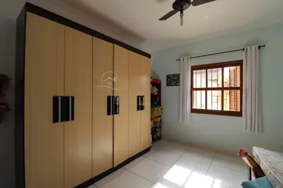 Casa - Sobrado com 3 quartos (sendo 2 suite(s)) a 500,00 metros praia.