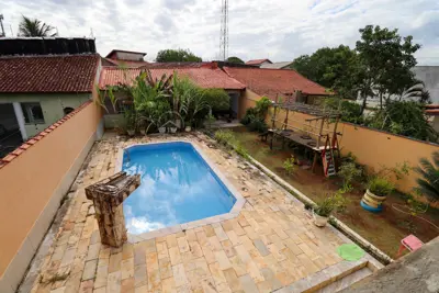 Casa - Sobrado com 3 quartos (sendo 2 suite(s)) a 500,00 metros praia.
