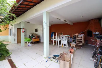 Casa - Sobrado com 3 quartos (sendo 2 suite(s)) a 500,00 metros praia.