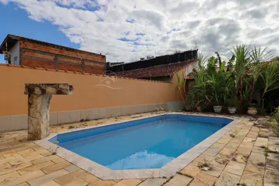 Casa - Sobrado com 3 quartos (sendo 2 suite(s)) a 500,00 metros praia.