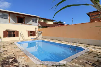 Casa - Sobrado com 3 quartos (sendo 2 suite(s)) a 500,00 metros praia.