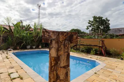 Casa - Sobrado com 3 quartos (sendo 2 suite(s)) a 500,00 metros praia.