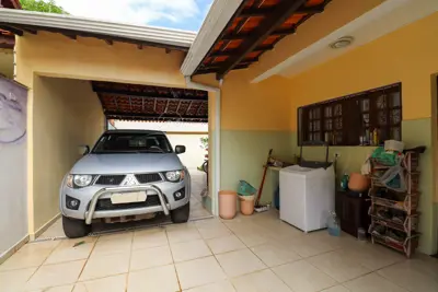 Casa - Sobrado com 3 quartos (sendo 2 suite(s)) a 500,00 metros praia.