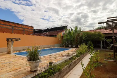 Casa - Sobrado com 3 quartos (sendo 2 suite(s)) a 500,00 metros praia.