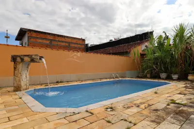 Casa - Sobrado com 3 quartos (sendo 2 suite(s)) a 500,00 metros praia.