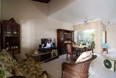 Casa - Sobrado com 3 quartos (sendo 2 suite(s)) a 500,00 metros praia.