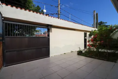 Casa - Sobrado com 3 quartos (sendo 2 suite(s)) a 500,00 metros praia.