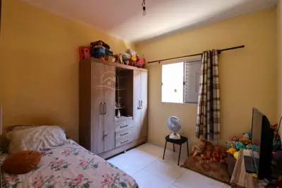 Casa - Térrea com 2 dormitórios (sendo 1 suite(s)) a 1,90 metros praia.