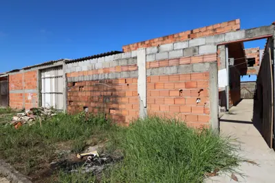 Casa - Térrea com 2 dormitórios (sendo 1 suite(s)) a 1,90 metros praia.