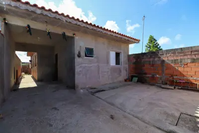 Casa - Térrea com 2 dormitórios (sendo 1 suite(s)) a 1,90 metros praia.