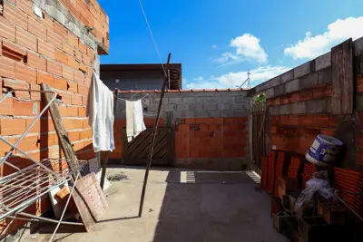 Casa - Térrea com 2 dormitórios (sendo 1 suite(s)) a 1,90 metros praia.