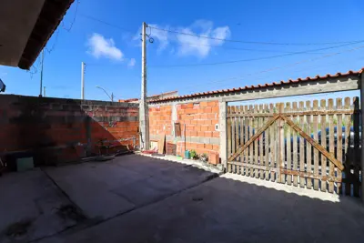 Casa - Térrea com 2 dormitórios (sendo 1 suite(s)) a 1,90 metros praia.