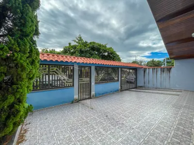Casa - Térrea com 3 quartos (sendo 1 suite(s)) a 300,00 metros praia.