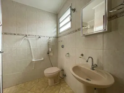 Casa - Térrea com 3 quartos (sendo 1 suite(s)) a 300,00 metros praia.